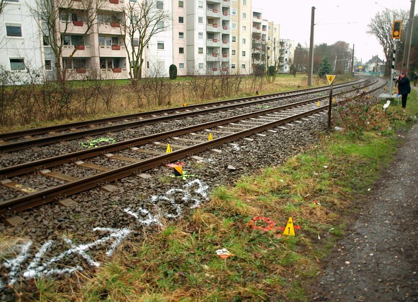 Kind unter Strassenbahn Koeln Porz Steinstr P20.JPG